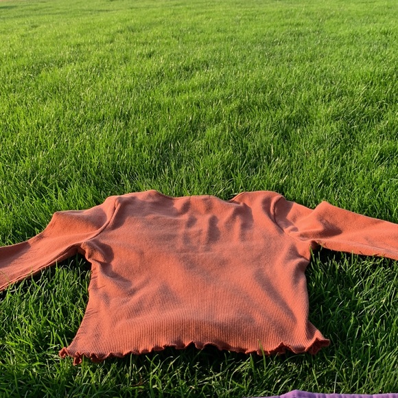 Color is a peachy red - Picture 2 of 2